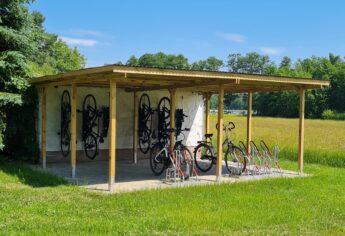 Fahrradstellplatz mit pneumatischen Liftern